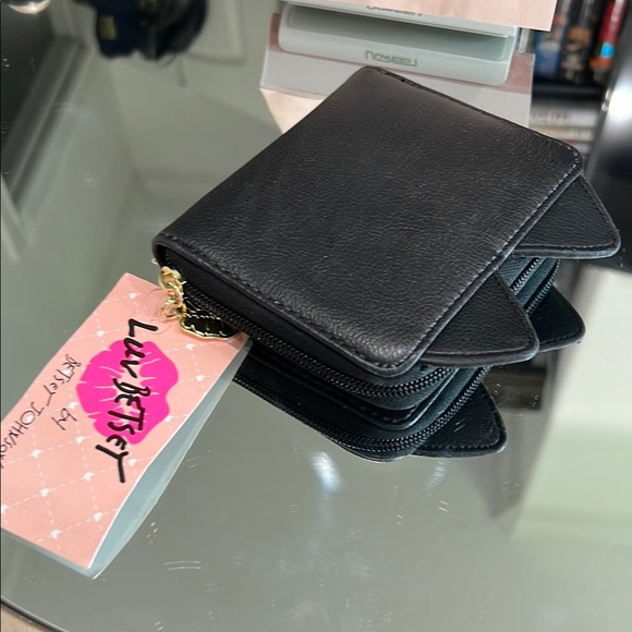 Luv Betsy by BETSEY JOHNSON BLACK CAT WALLET WITH LIP CHARM - Picture 2 of 5